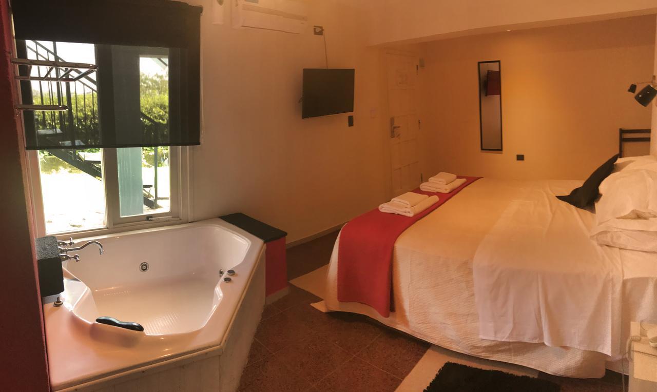 Habitación con cama grande y bañera de hidromasaje