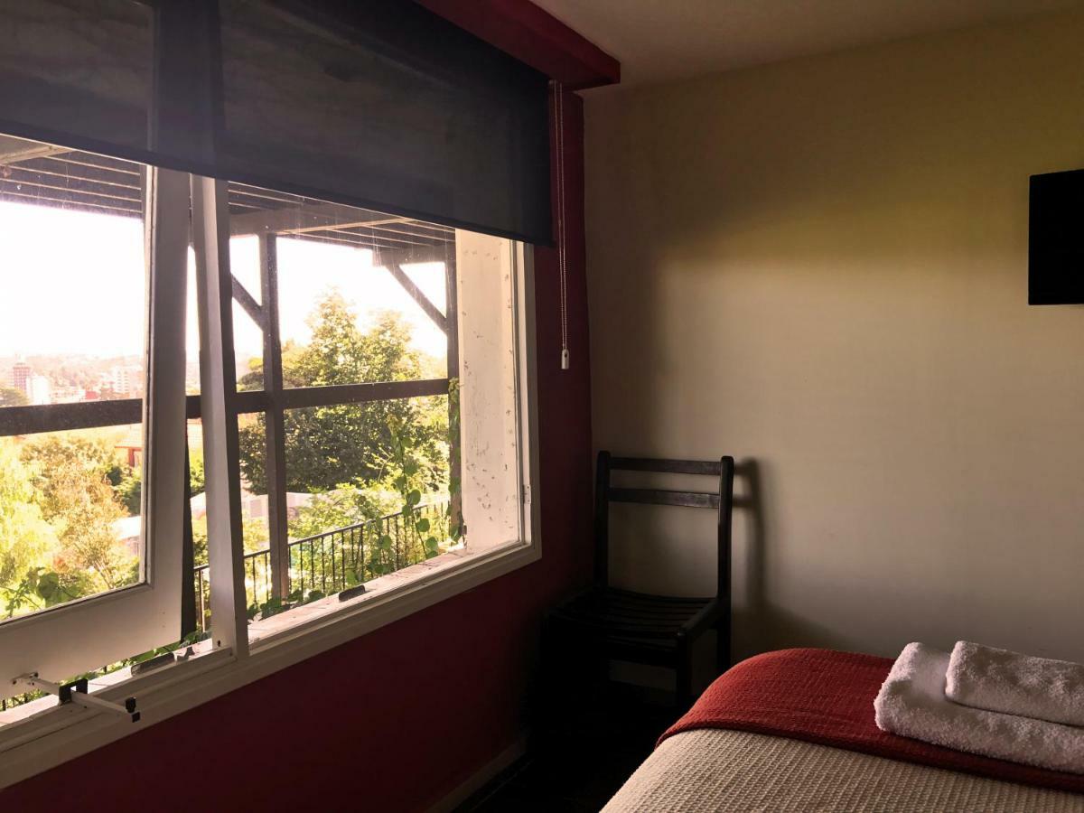 Habitación con cama grande y bañera de hidromasaje